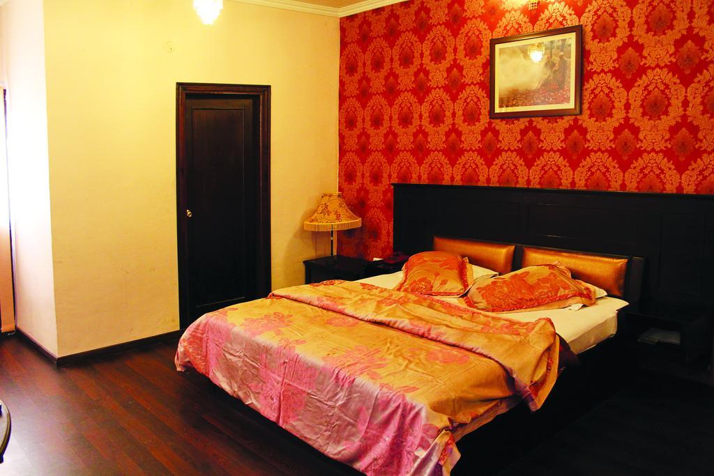 Hotel Pride Continental Srīnagar Esterno foto