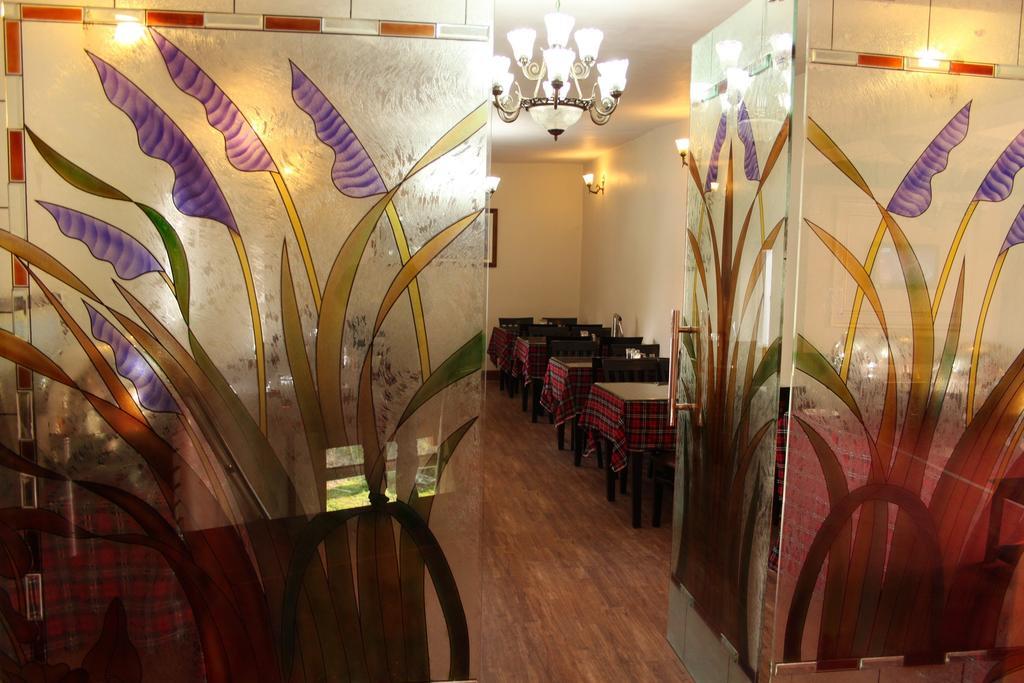 Hotel Pride Continental Srīnagar Esterno foto