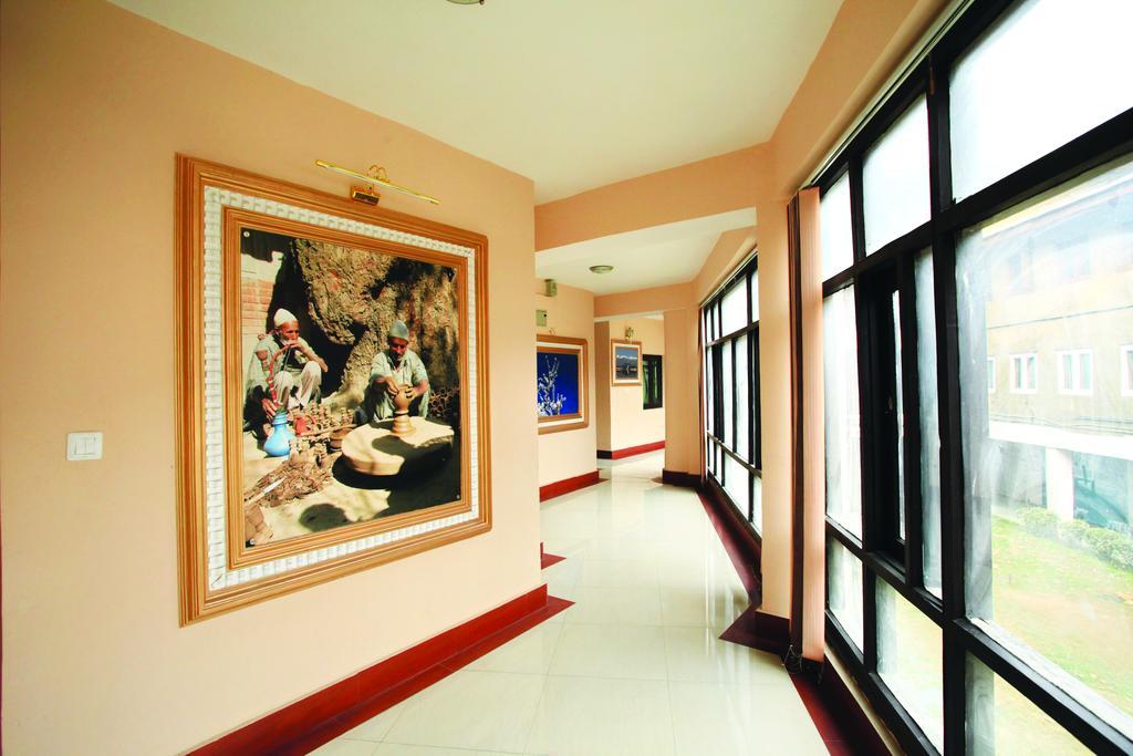 Hotel Pride Continental Srīnagar Esterno foto
